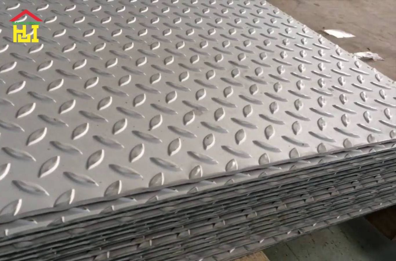 Thép tấm gân chống trượt