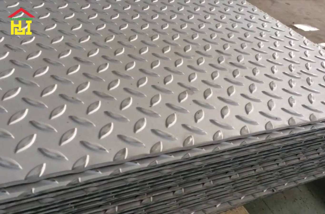 Thép tấm gân là loại thép tấm cán nóng, trên bề mặt được dập nổi các đường gân nhằm tăng độ ma sát và khả năng chống trượt.