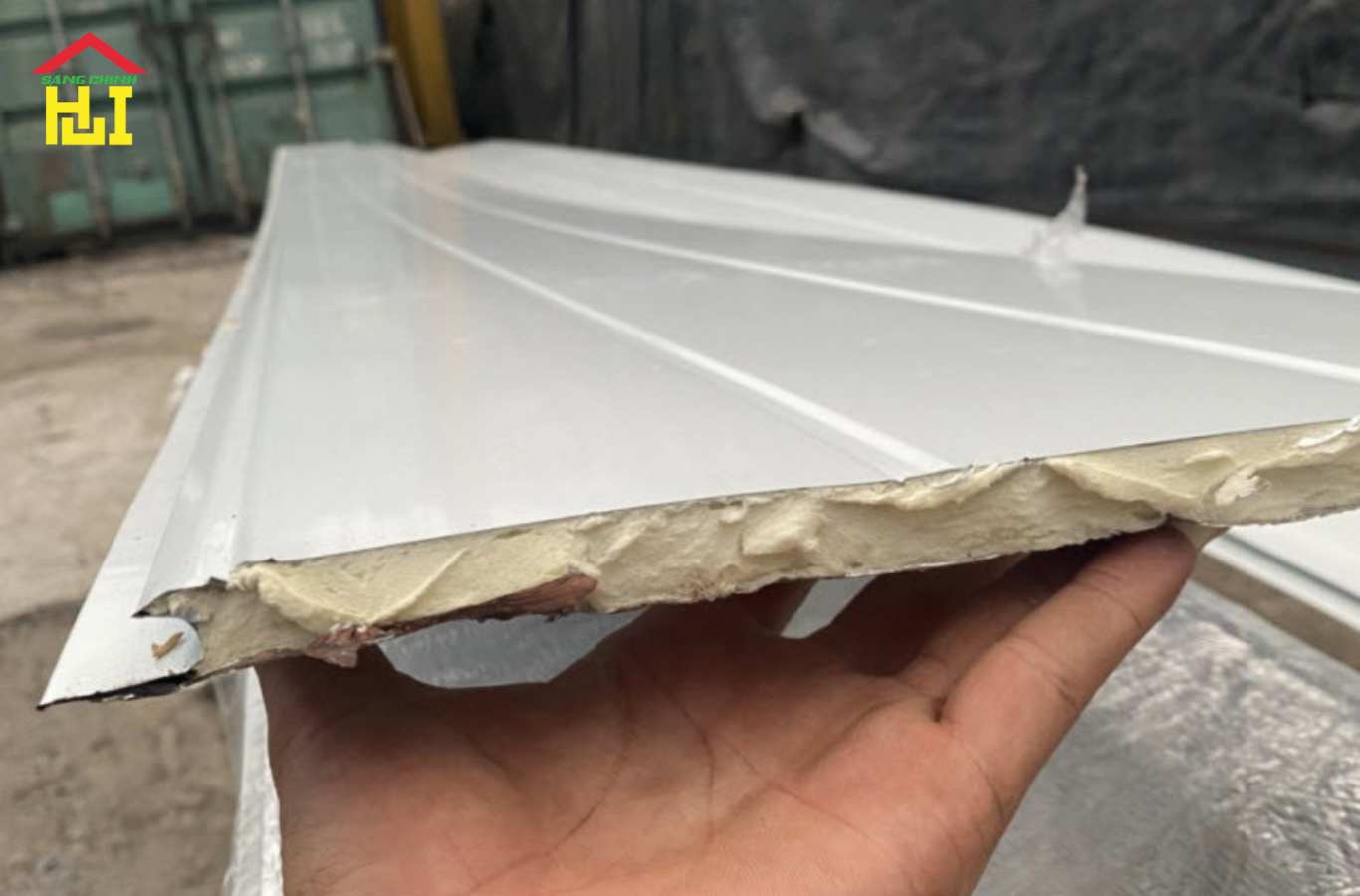 Tôn hai mặt có khả năng cách nhiệt, cách âm tốt cùng độ bền cao.