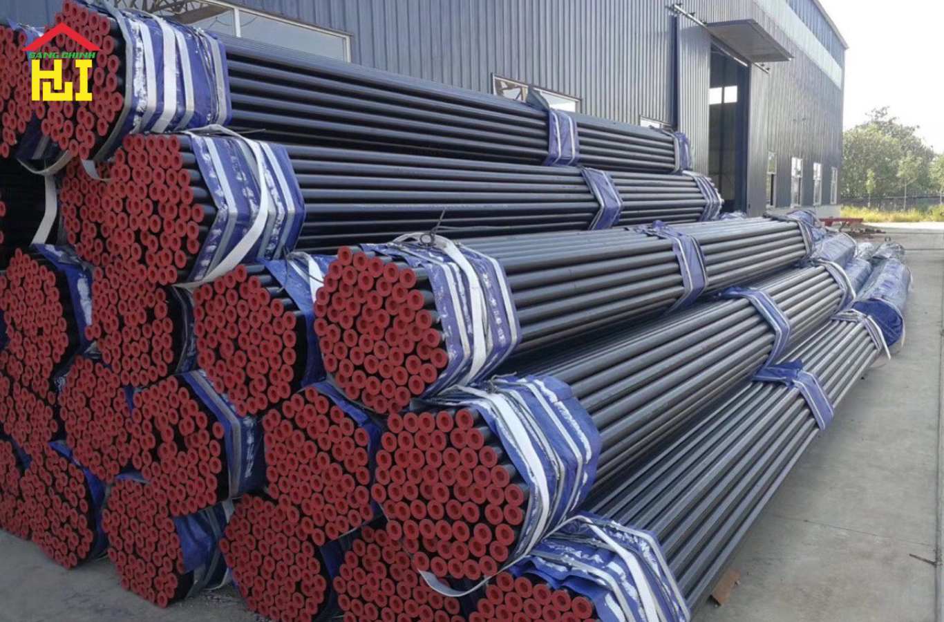 Thép ống đúc phi 34 không mối hàn, tăng độ kín và độ bền, có khả năng chịu lực và chịu nhiệt tốt. 