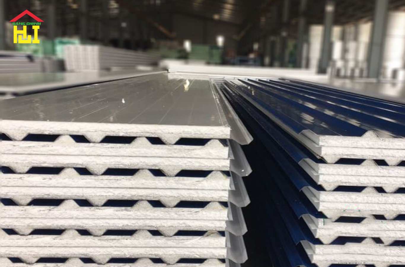 Các loại tôn hai mặt phổ biến gồm tôn mạ màu, tôn lạnh và các dòng tôn panel cách nhiệt.