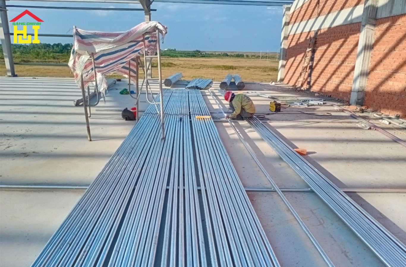 Bảo quản thép xây dựng ở ngoài trời cần che phủ và kê đúng cách, tránh bị đọng nước. 